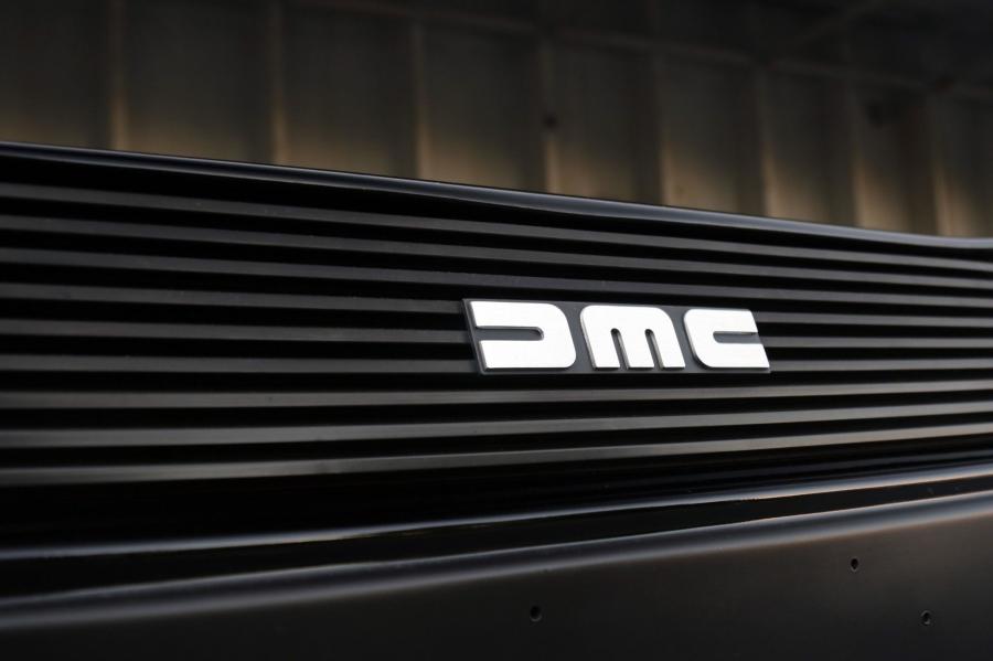 Логотип DeLorean DMC-12 in Black 1981 года  (фото 51 из 207)